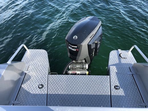 Катер UMS TUNA 805 DC