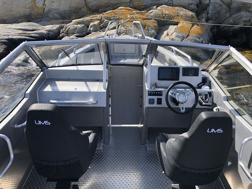 Катер UMS TUNA 805 DC
