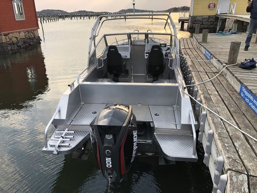 Катер UMS TUNA 805 DC